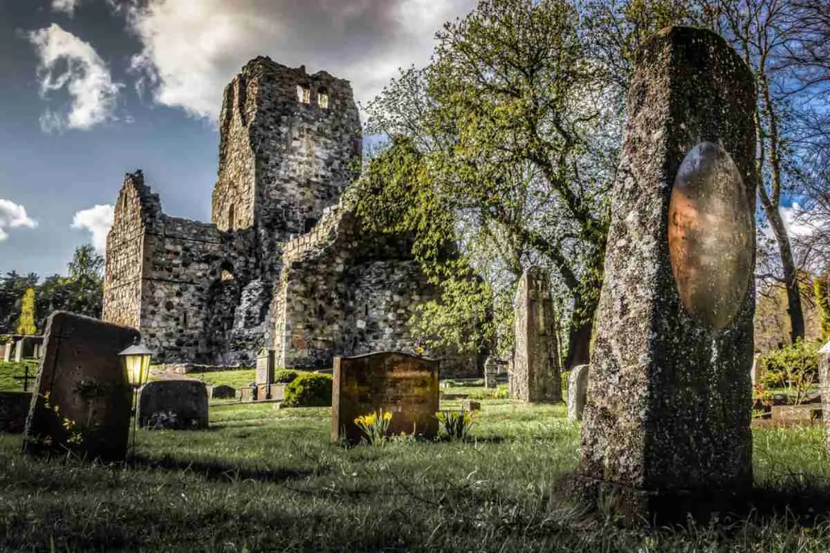 Ruines d'une église médiévale et vieilles pierres tombales à Sigtuna, en Suède, une étape paisible lors d'une excursion d'une journée au départ de Stockholm en voiture.