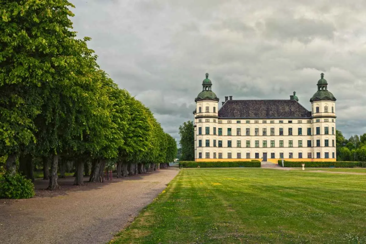 Le château de Skokloster, encadré de pelouses soignées et d’allées bordées d’arbres sous un ciel gris, constitue une excursion historique d’une journée facile au nord-ouest de Stockholm.