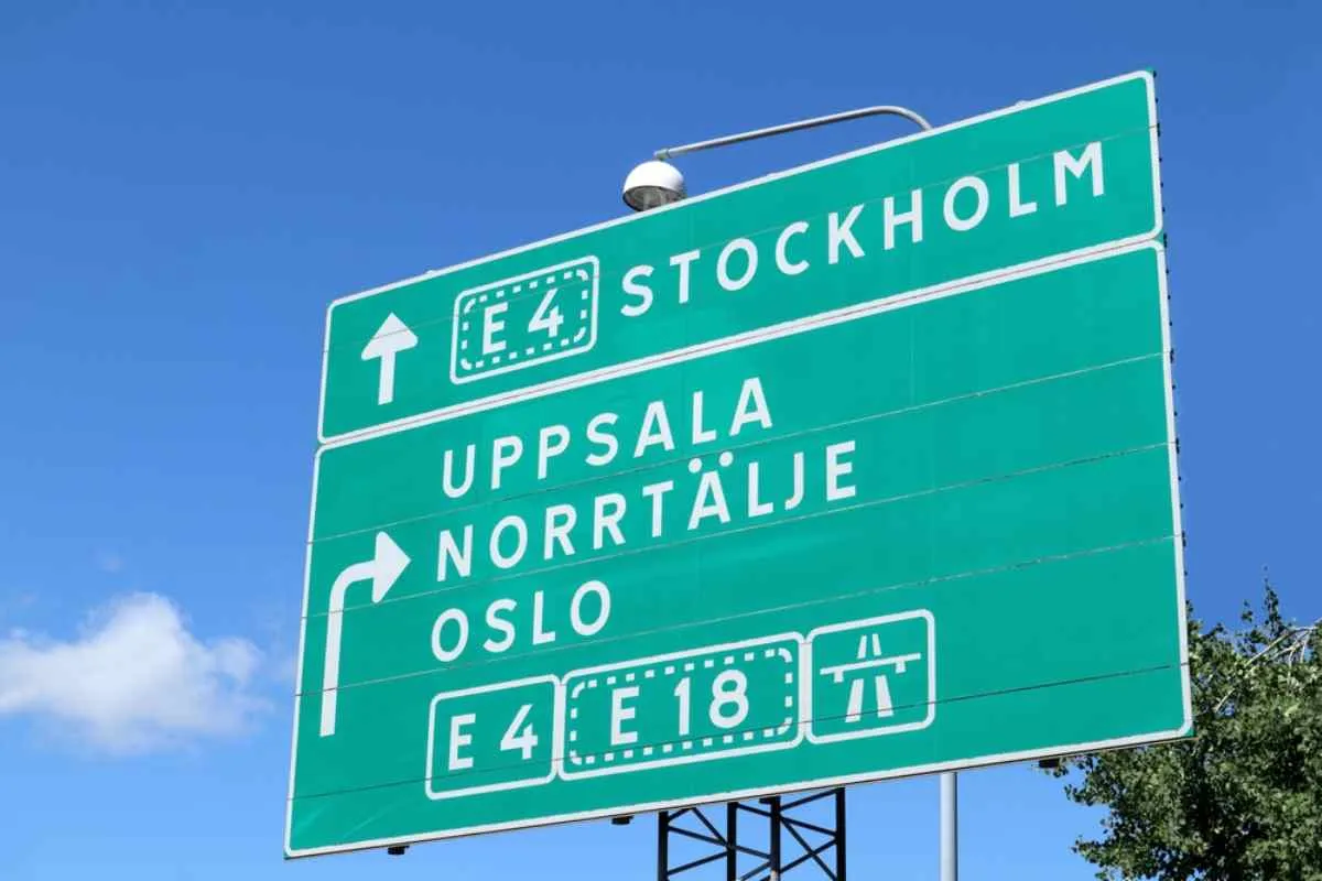 Segnaletica stradale verde della E4 che indica Stoccolma, Uppsala, Norrtälje e Oslo, le principali autostrade per un viaggio on the road in Svezia.
