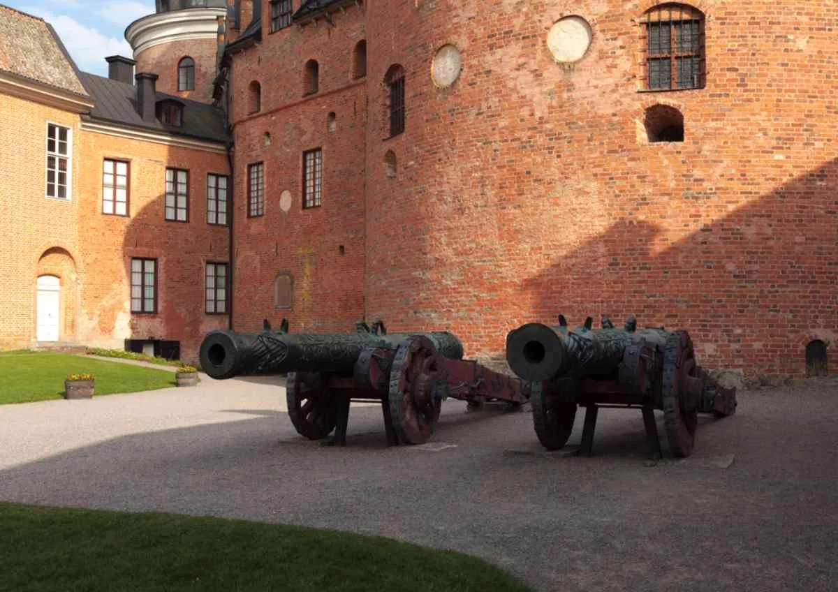 I cannoni nel cortile del Castello di Gripsholm, con le sue mura di mattoni rossi: una tappa storica a Mariefred, vicino al lago Mälaren.