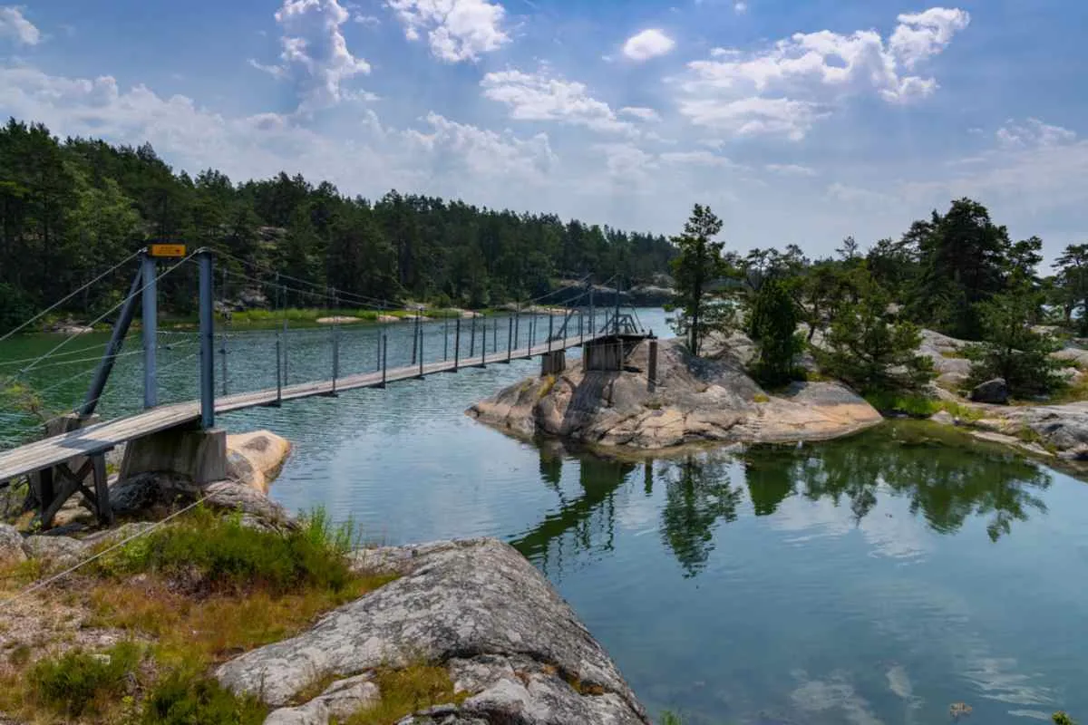 Passerella che collega le isole rocciose della Riserva Naturale di Stendörren, paesaggio dell’arcipelago sulla costa svedese vicino a Stoccolma.