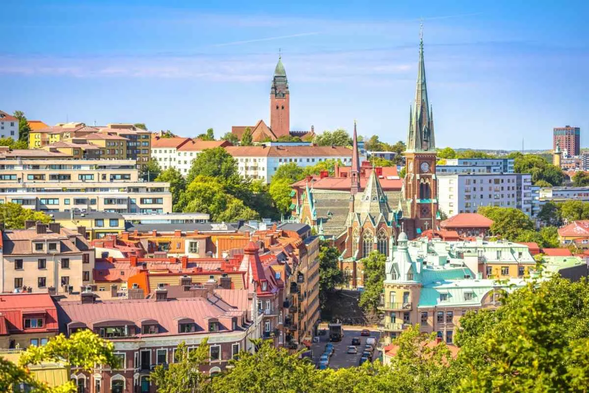 Vue panoramique de Göteborg avec ses toits colorés et ses hautes flèches d'églises par une journée ensoleillée.