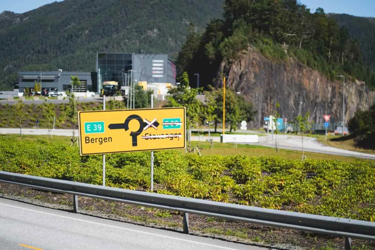 Vägskylt E39 som pekar mot Bergen nära en rondell i västra Norge.