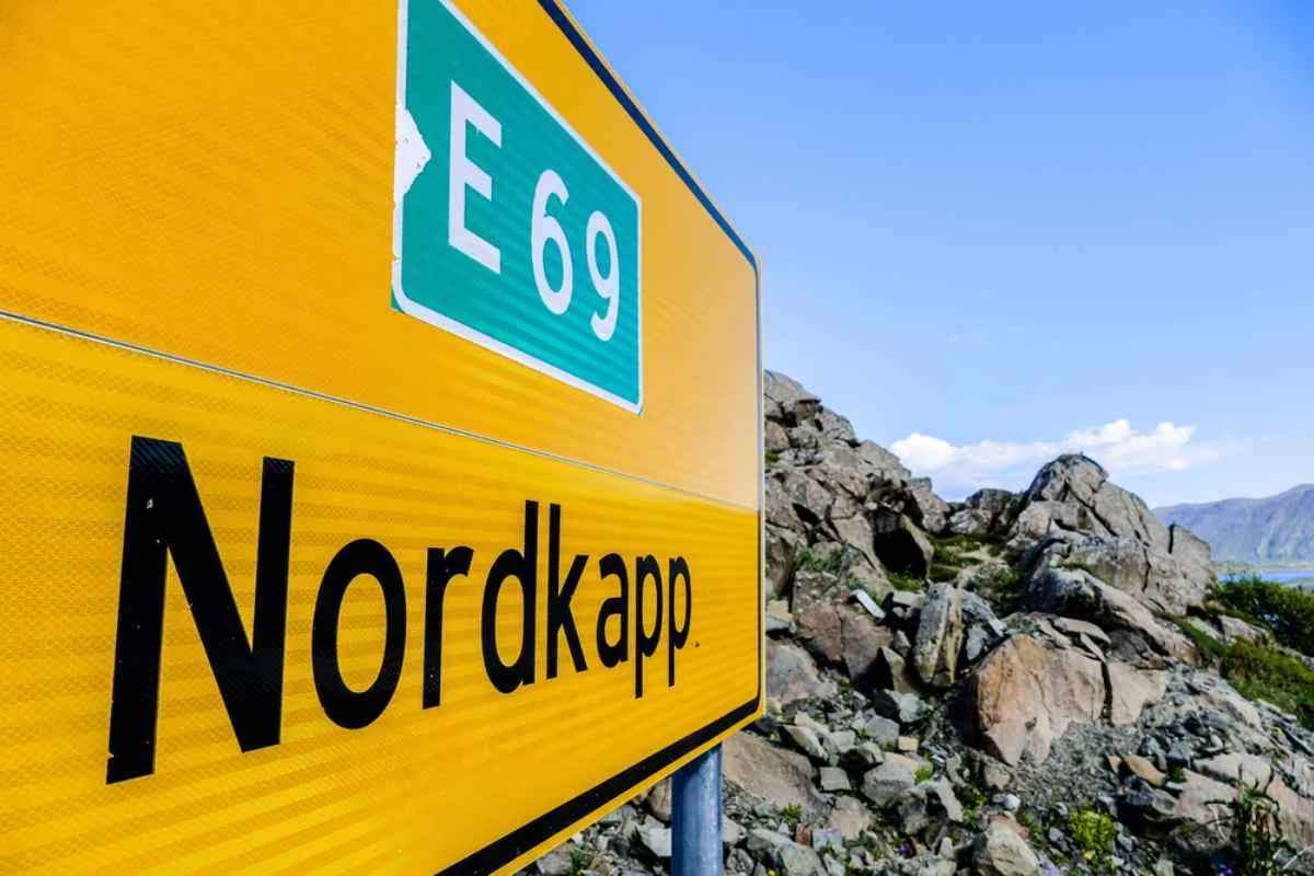 Detaillierte Darstellung eines gelben norwegischen Verkehrszeichens, das die Richtung zum Nordkap anzeigt.