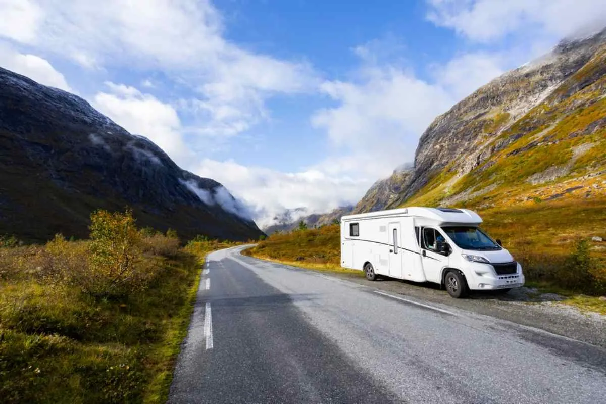 Ein weißes Wohnmobil steht am Straßenrand auf der norwegischen Trollstraße.
