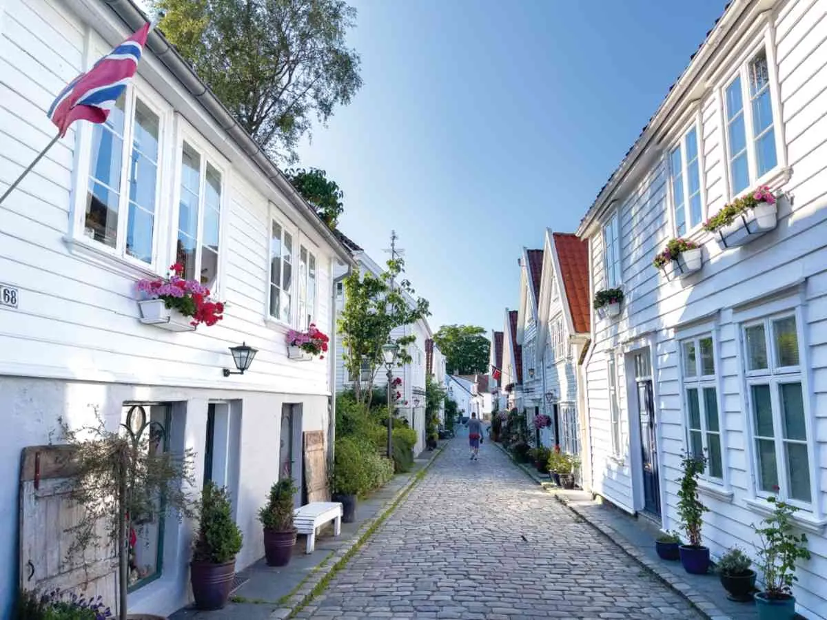 Kullerstensgata med vita trähus i Gamle Stavanger, Norge.