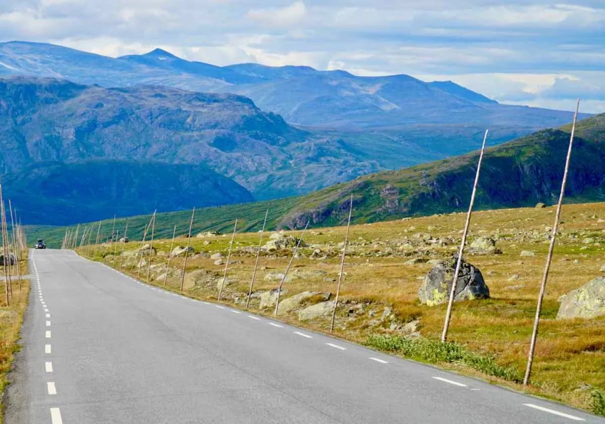Vista d’insieme di una strada norvegese completamente recintata.