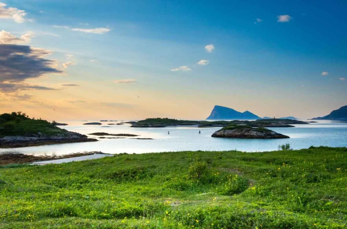 Gli isolotti di Sommarøy all’ora d’oro, sulle tranquille acque artiche.