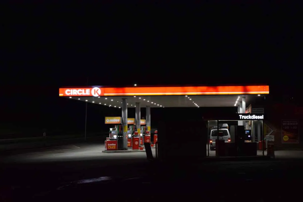 Circle K-bensinstation på natten, ett bekvämt ställe att tanka längs E39 i Norge.