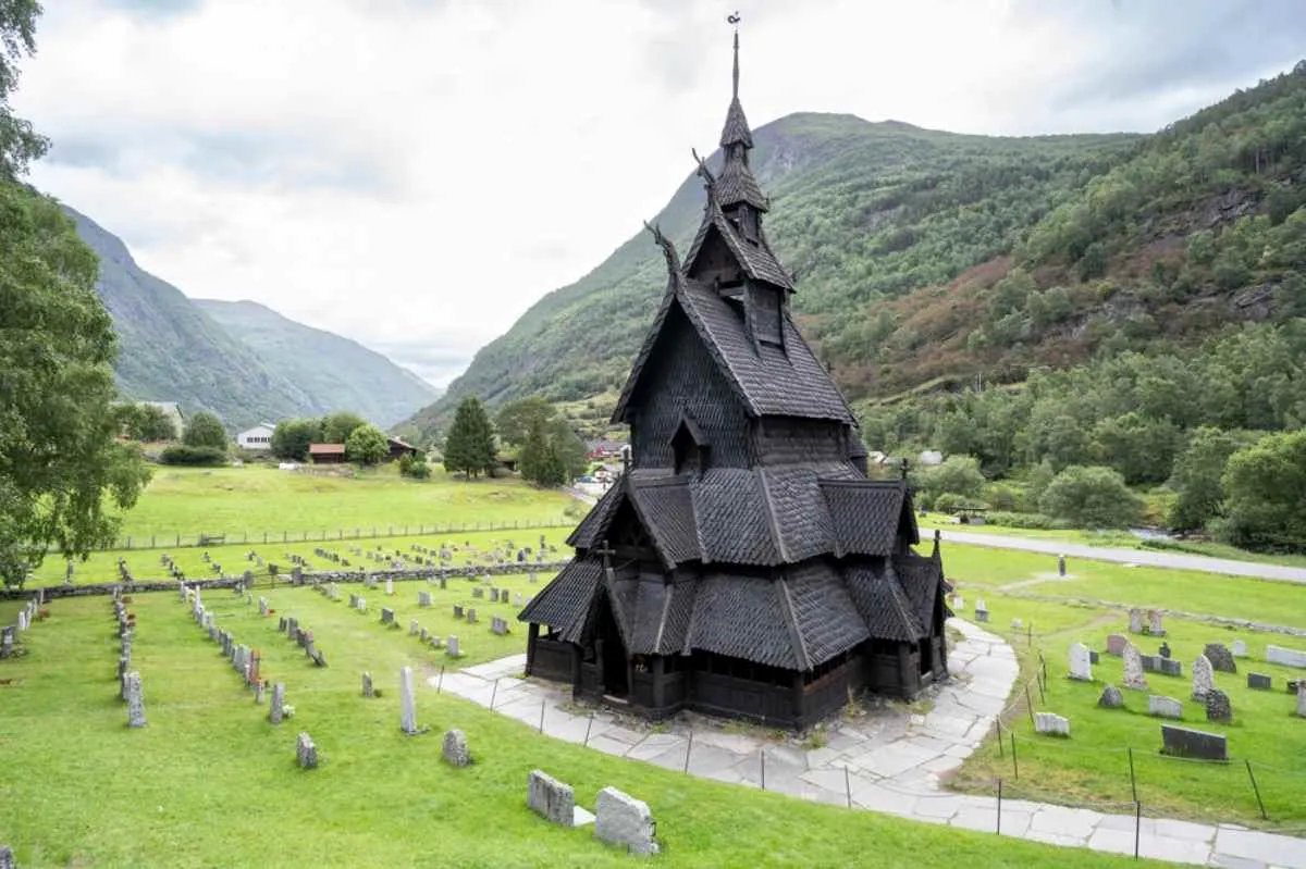 L'église en bois debout historique de Borgund, nichée au cœur d'une vallée verdoyante et entourée de montagnes, le long de la route E16 en Norvège.