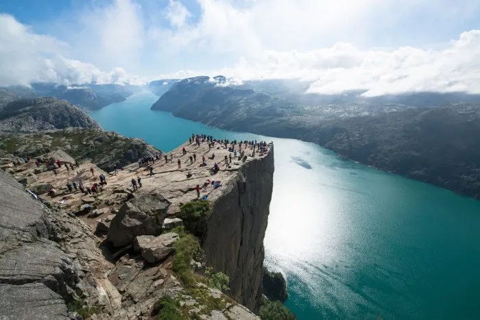 Preikestolen i Stavanger, en av de 10 bästa kuststäderna i Norge