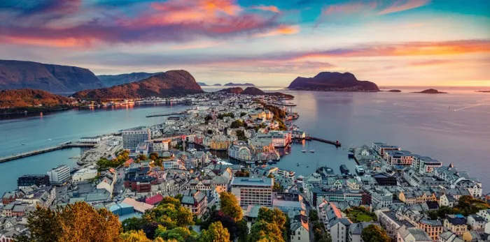 En spektakulär utsikt över Ålesund, en av de tio bästa kuststäderna i Norge