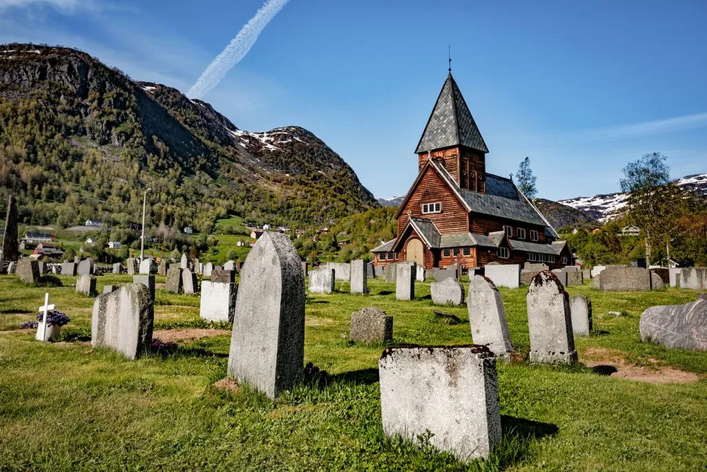 Upptäck den mystiska stavkyrkan i Röldal i Norge