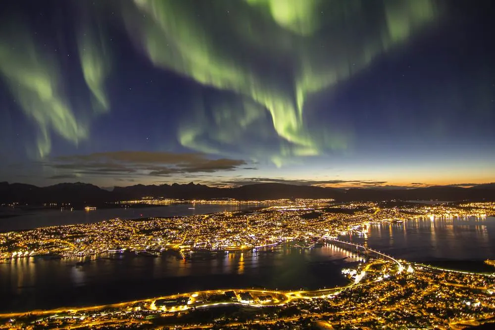 Nordlys i en by i Norge