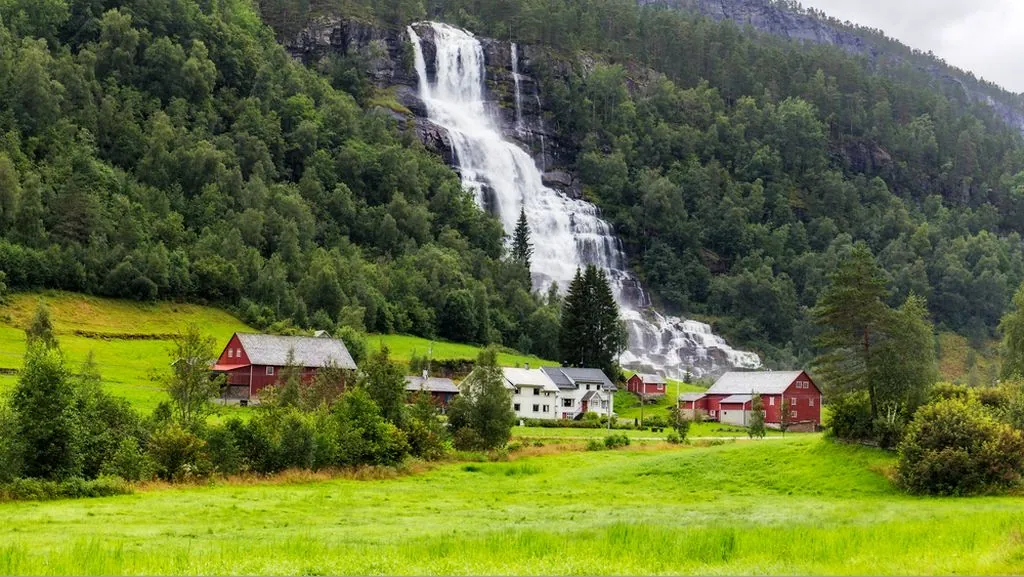 La cascade de Tvindefossen à Voss