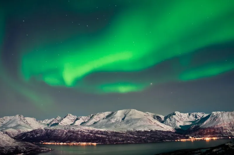 Nordlys som danser over snødekte fjell – de 10 beste reisemålene i Norge