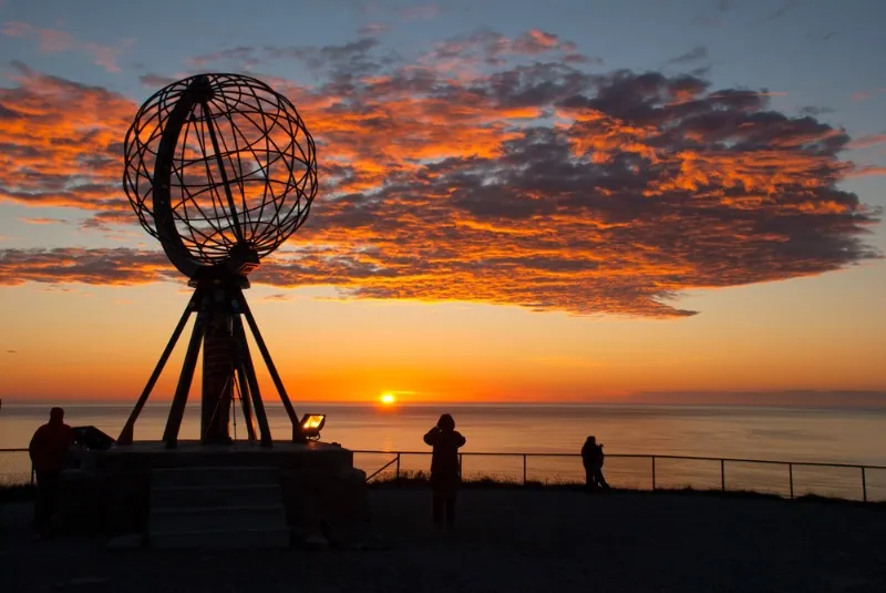 Globus-Denkmal und Mitternachtssonne am Nordkap, Norwegen – Mitternachtssonne in Norwegen