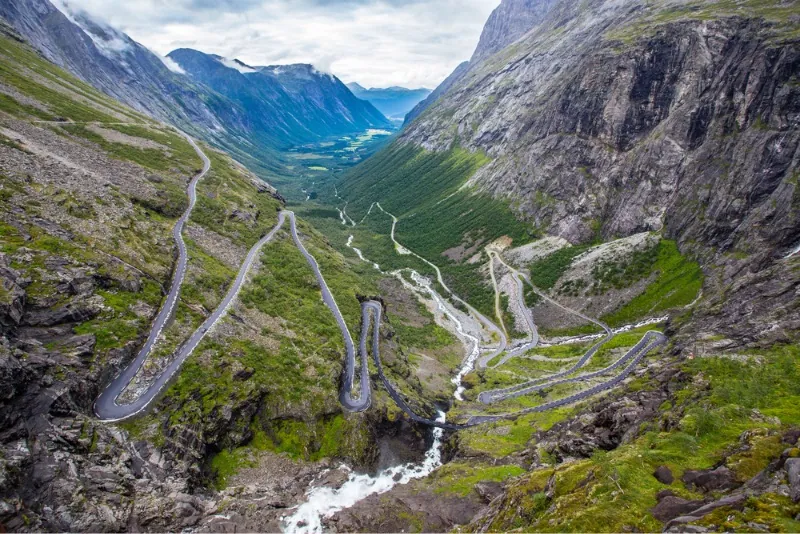 Kurvige BergstraĂźen, auf denen das Autofahren in Norwegen eine Herausforderung darstellen kann