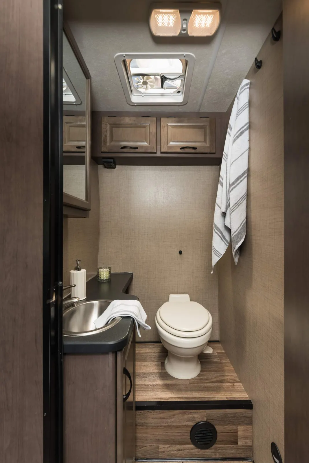 Cruise America Large RV (Automatic) – RVs, photo 23