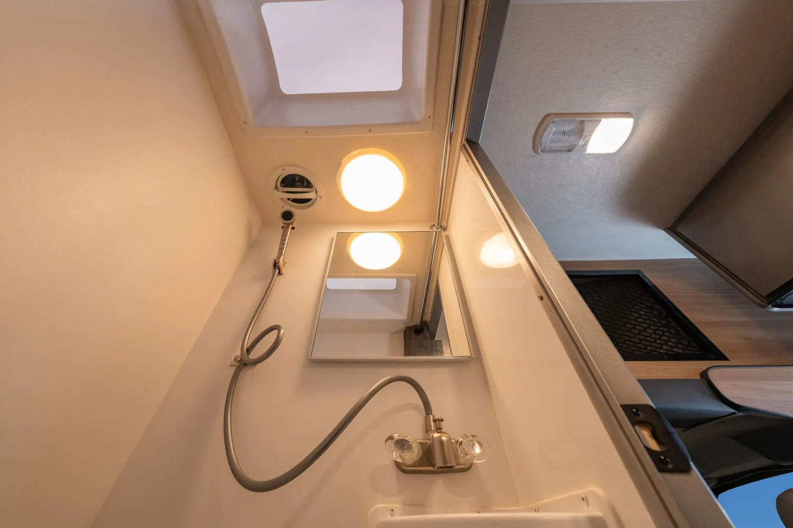 Cruise America Ultra Compact RV (Automatic) – RVs, photo 18