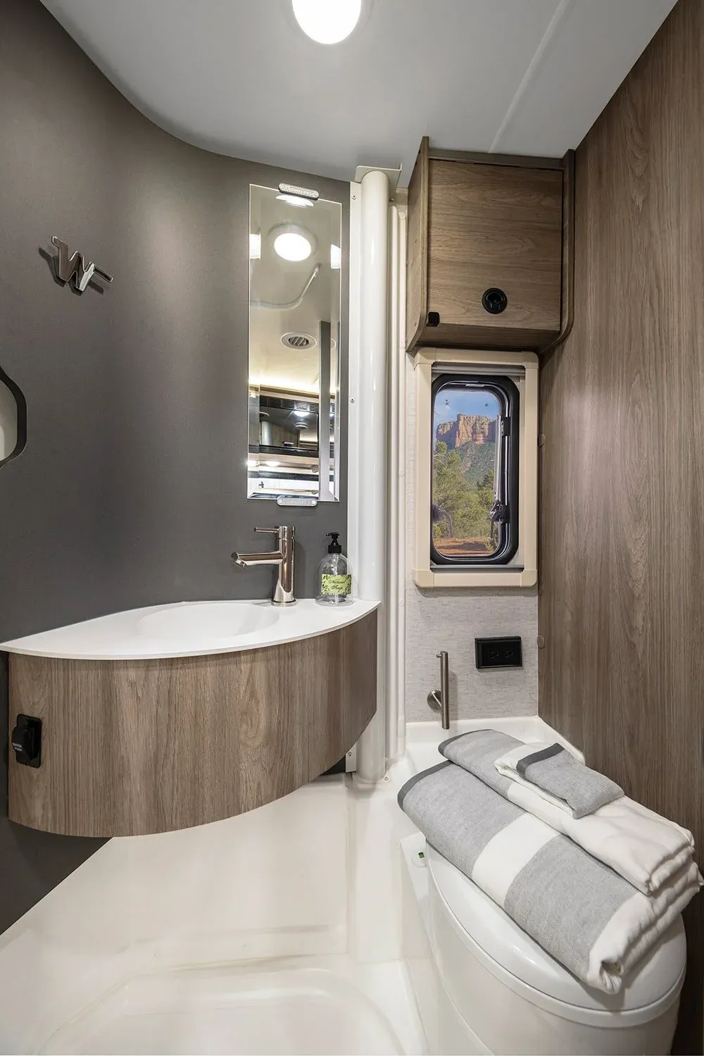 Winnebago Ekko – RVs, photo 12