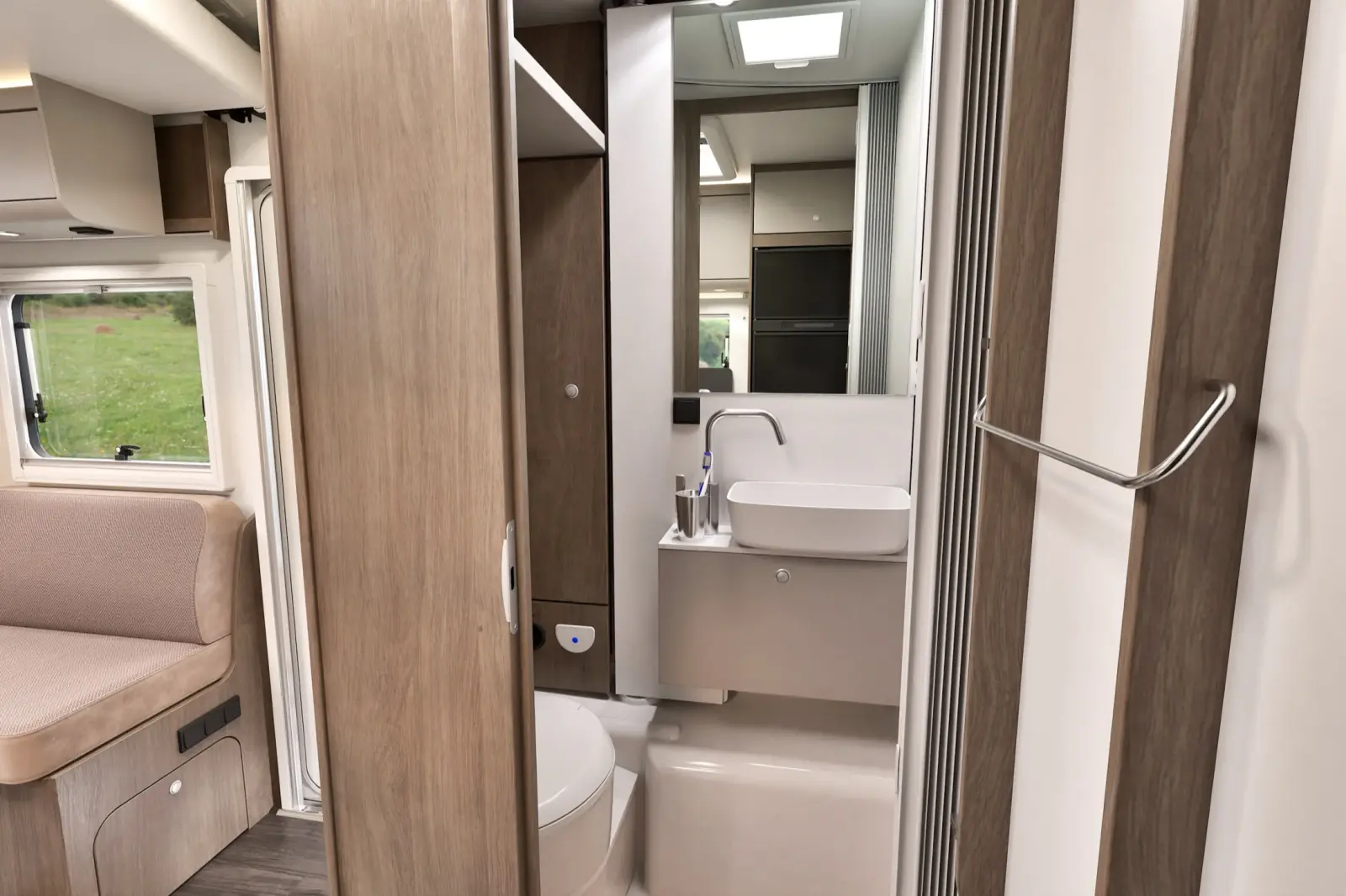 Motorhome Medium (cambio automatico) – Autocaravan, foto 12