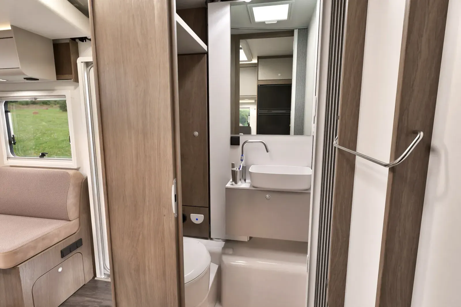 Motorhome Medium (Automatic) – Motorhomes, photo 12