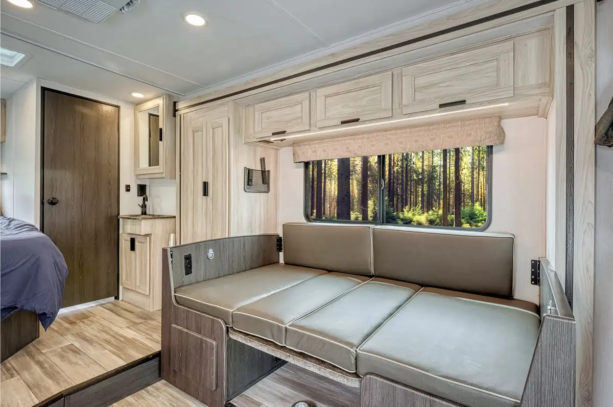 Road Bear RV Class C Non-Slide (M) 24-26' – RVs, photo 3