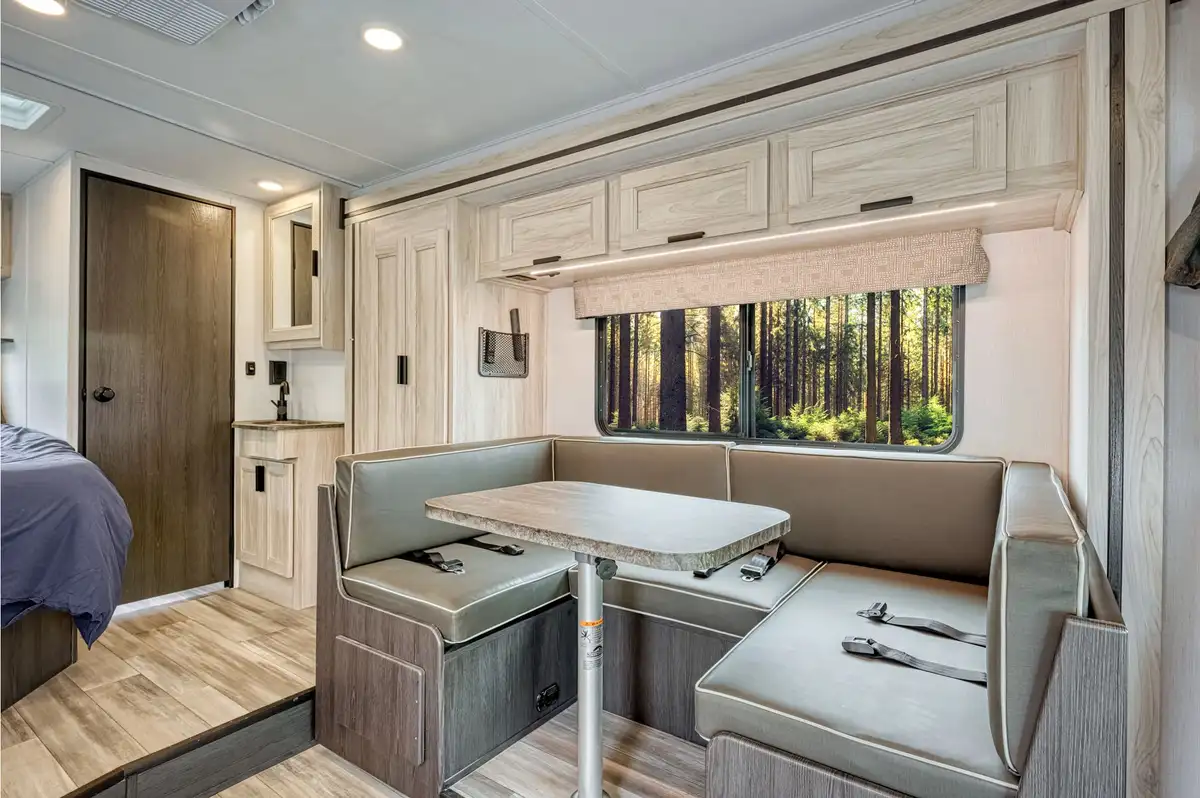 Road Bear RV Class C Non-Slide (M) 24-26' – RVs, photo 6