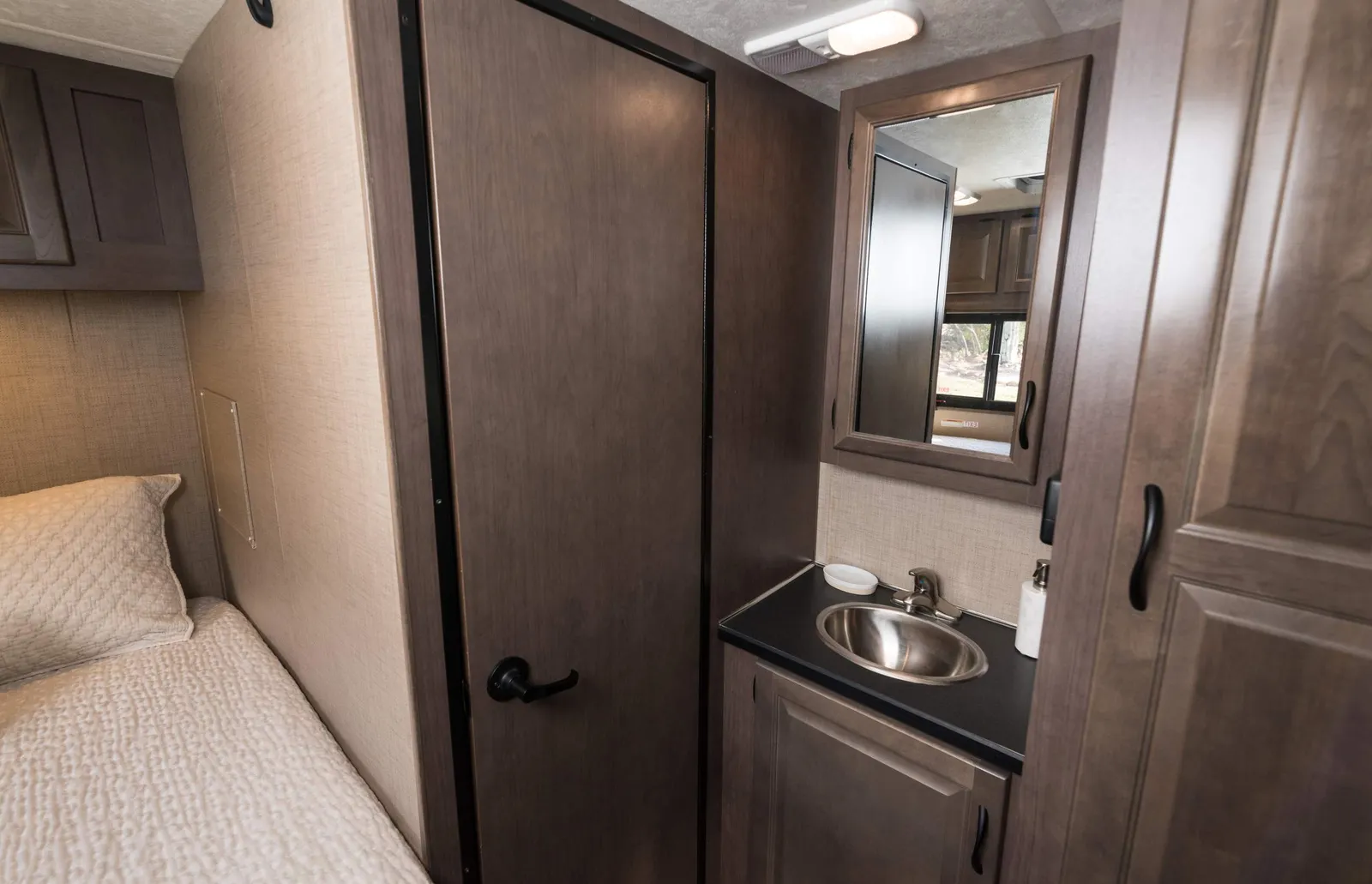Cruise America Standard RV (Automatic) – RVs, photo 30