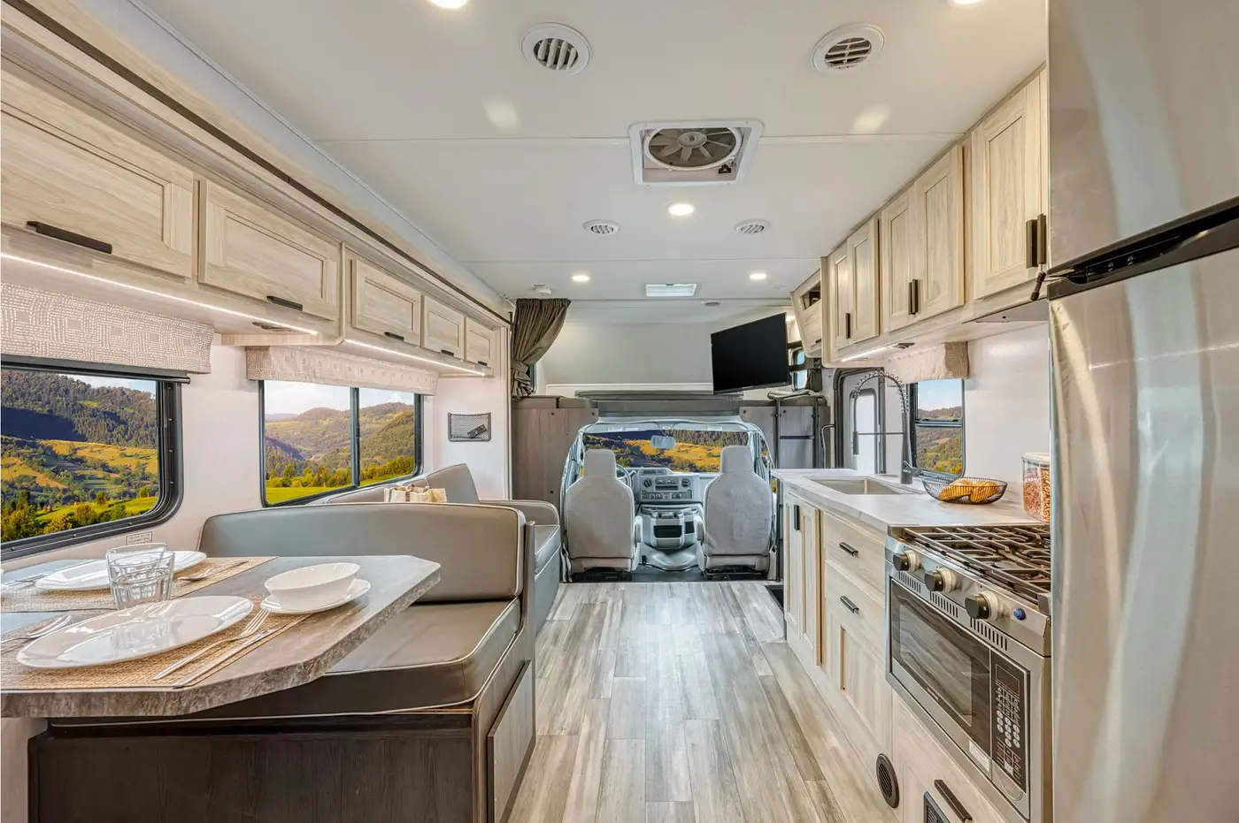 Road Bear RV Class C W/Slide-Out (R) 29-31' – RVs, photo 2