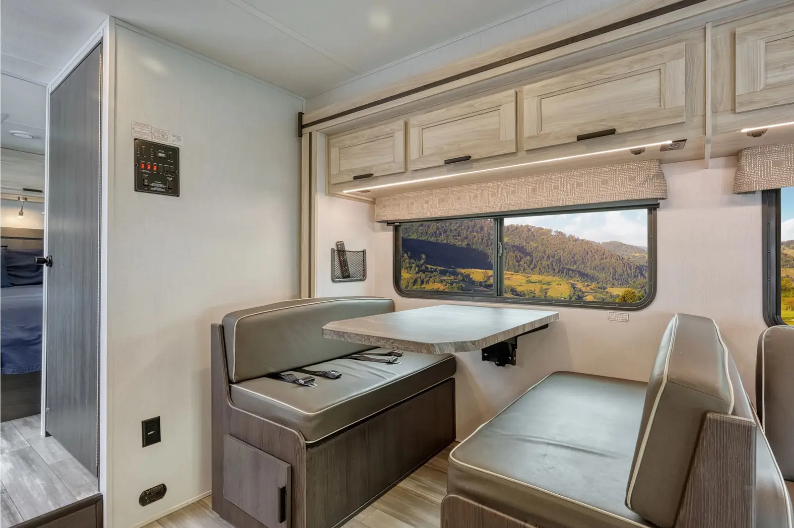 Road Bear RV Class C W/Slide-Out (R) 29-31' – RVs, photo 6