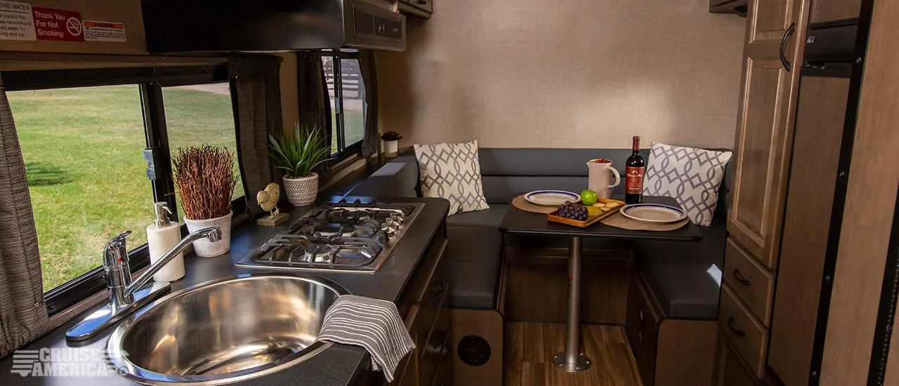 Cruise America Compact RV (Automatic) – RVs, photo 6
